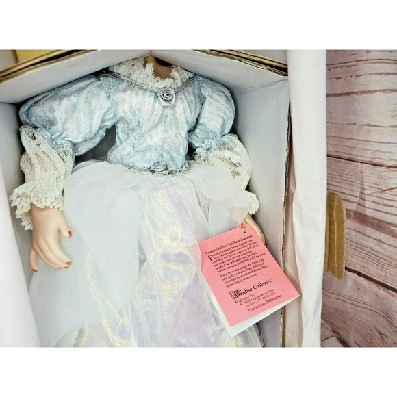 Vintage Paradise Galleries Treasury Collection Porcelain Sleeping Beauty Doll - Picture 8 of 12